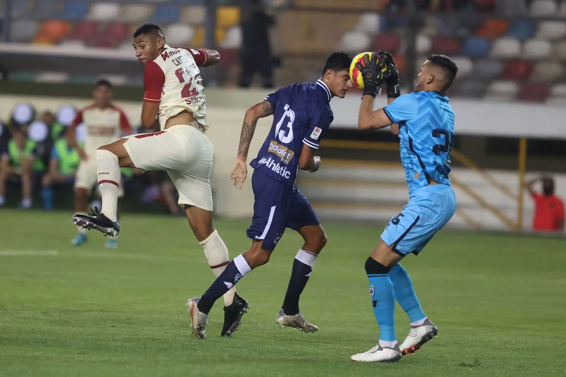 Universitario de Deportes se enfrenta a Cienciano en un partido por la sexta jornada de la Liga 1 en el Estadio Monumental. Foto: ANDINA/Vidal Tarqui