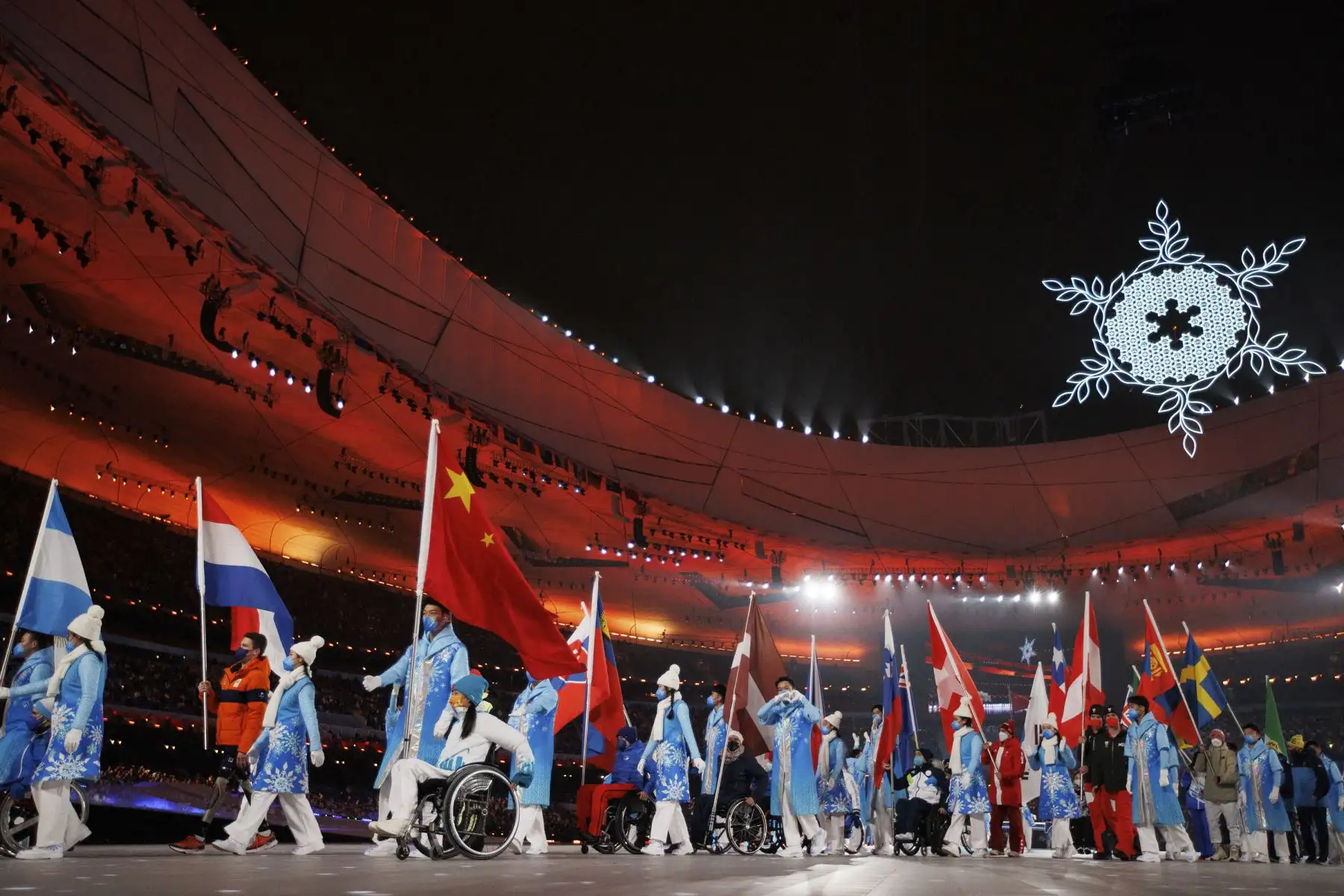 Los abanderados participando en la ceremonia de clausura de los Juegos Paralímpicos de Invierno de Beijing 2022, en el Estadio Nacional, conocido como el Nido de Pájaro, en Beijing. Foto: AFP