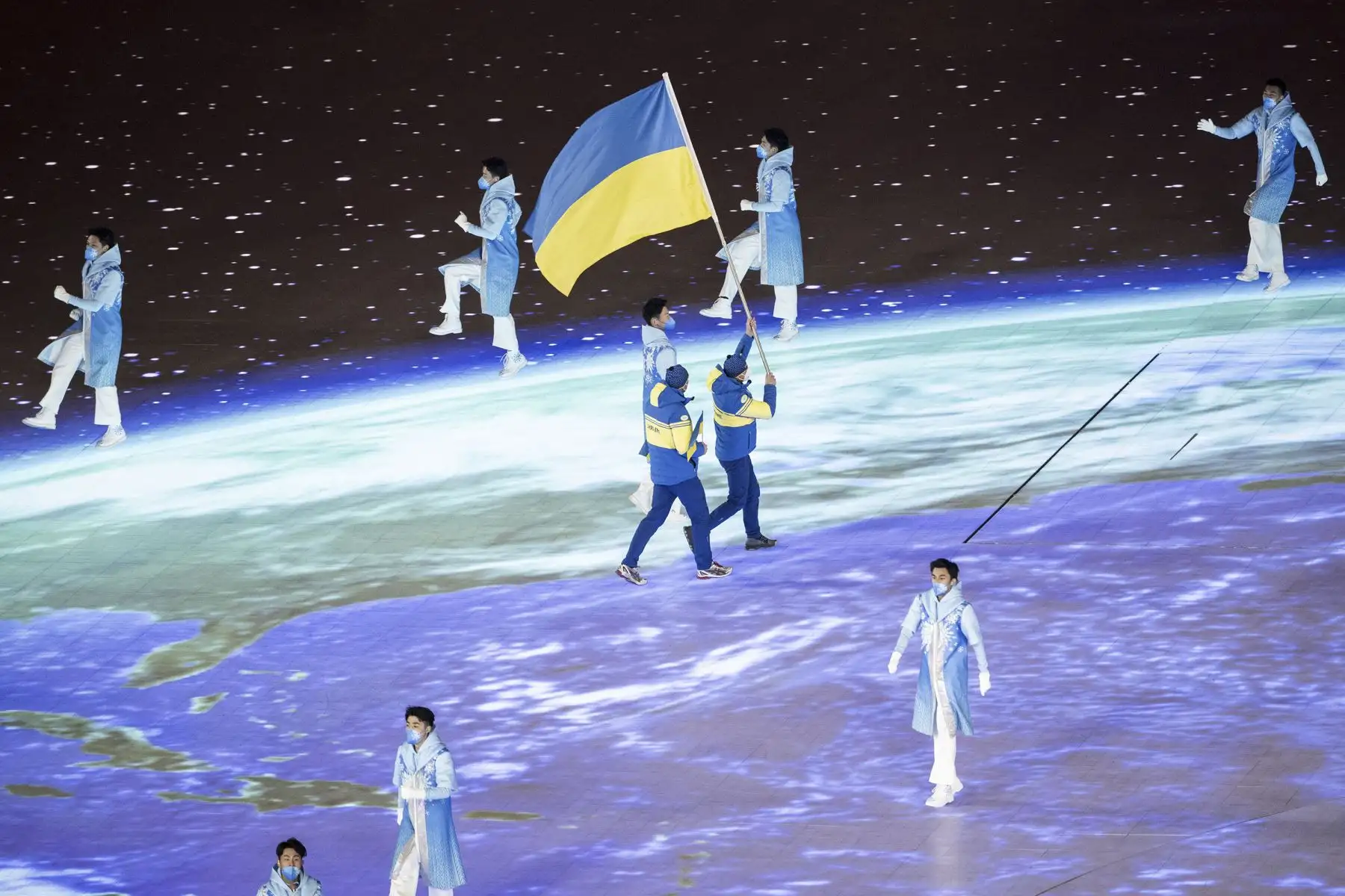 Integrantes de la selección de Ucrania portan su bandera nacional en el Estadio Nacional durante la ceremonia de clausura de los Juegos Paralímpicos de Invierno de Pekín 2022 en Pekín, China. Foto: EFE