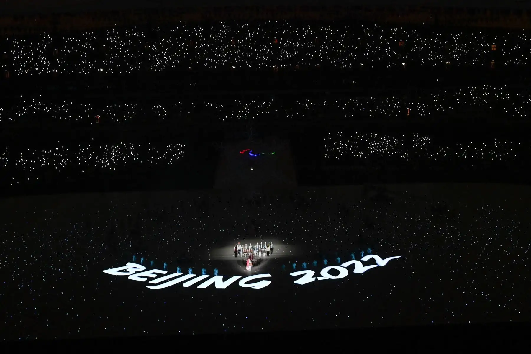 Un grupo de artistas participan en la ceremonia de clausura de los Juegos Paralímpicos de Invierno de Beijing 2022 en el Estadio Nacional, conocido como el Nido de Pájaro. Foto: AFP