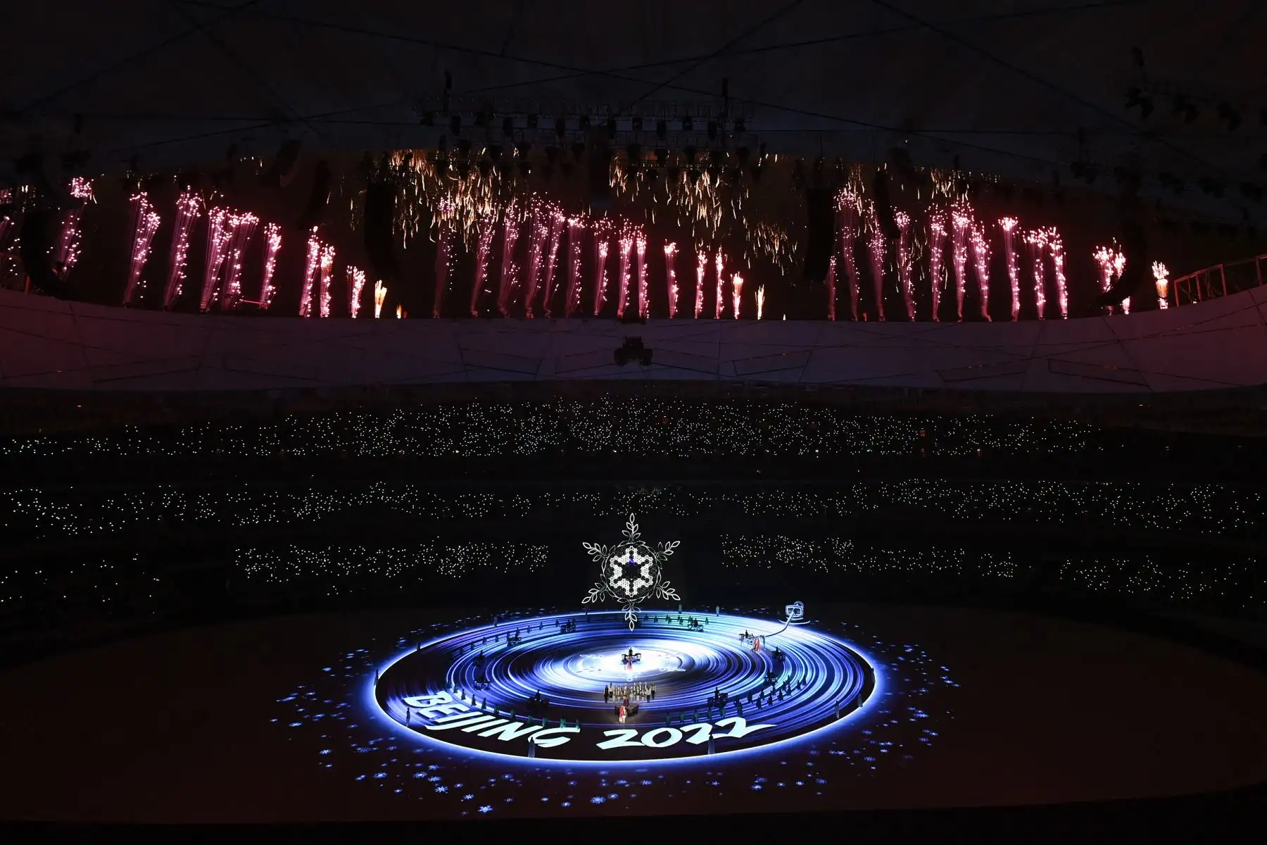 Los fuegos artificiales estallan sobre el Estadio Nacional durante la ceremonia de clausura de los Juegos Paralímpicos de Invierno de Beijing 2022. Foto: AFP