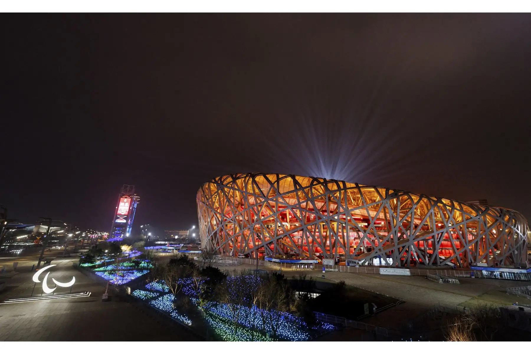 El Estadio Nacional de Beijing, conocido como el Nido de Pájaro, durante la ceremonia de clausura de los Juegos Paralímpicos de Invierno de Beijing 2022. Foto: AFP