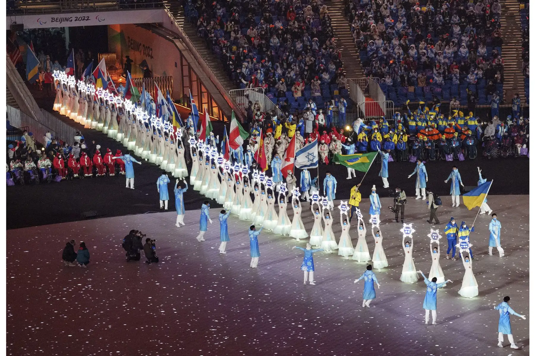 Un grupo de artistas participan en la ceremonia de clausura de los Juegos Paralímpicos de Invierno de Beijing 2022 en el Estadio Nacional, conocido como el Nido de Pájaro. Foto: AFP
