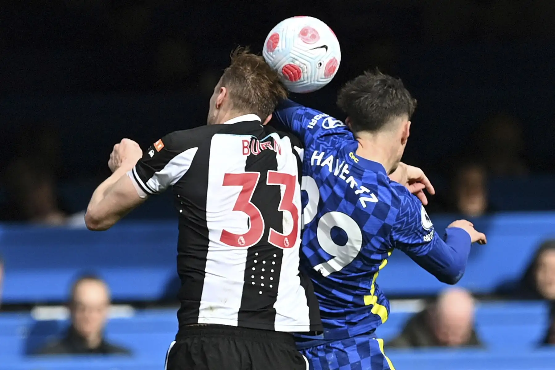 El defensor inglés del Newcastle United, Dan Burn, compite en el aire con el mediocampista alemán del Chelsea, Kai Havertz, durante el partido de la Premier League. Foto: AFP