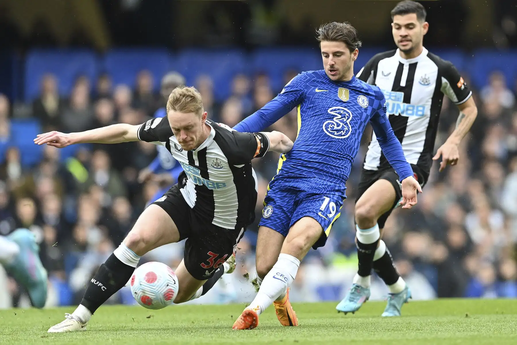 El delantero inglés del Newcastle United Dwight Gayle compite con el mediocampista inglés del Chelsea Mason Mount durante el partido de la Premier League. Foto: AFP