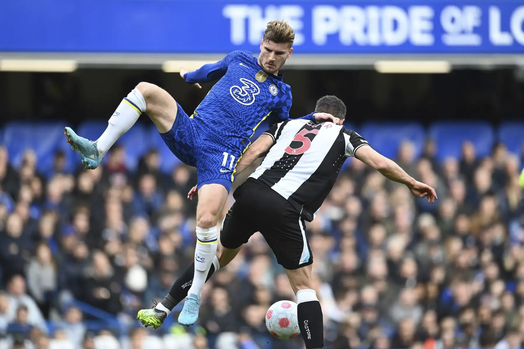 Timo Werner del Chelsea en acción contra Fabian Schar del Newcastle durante el partido de la Premier League. Foto: AFP