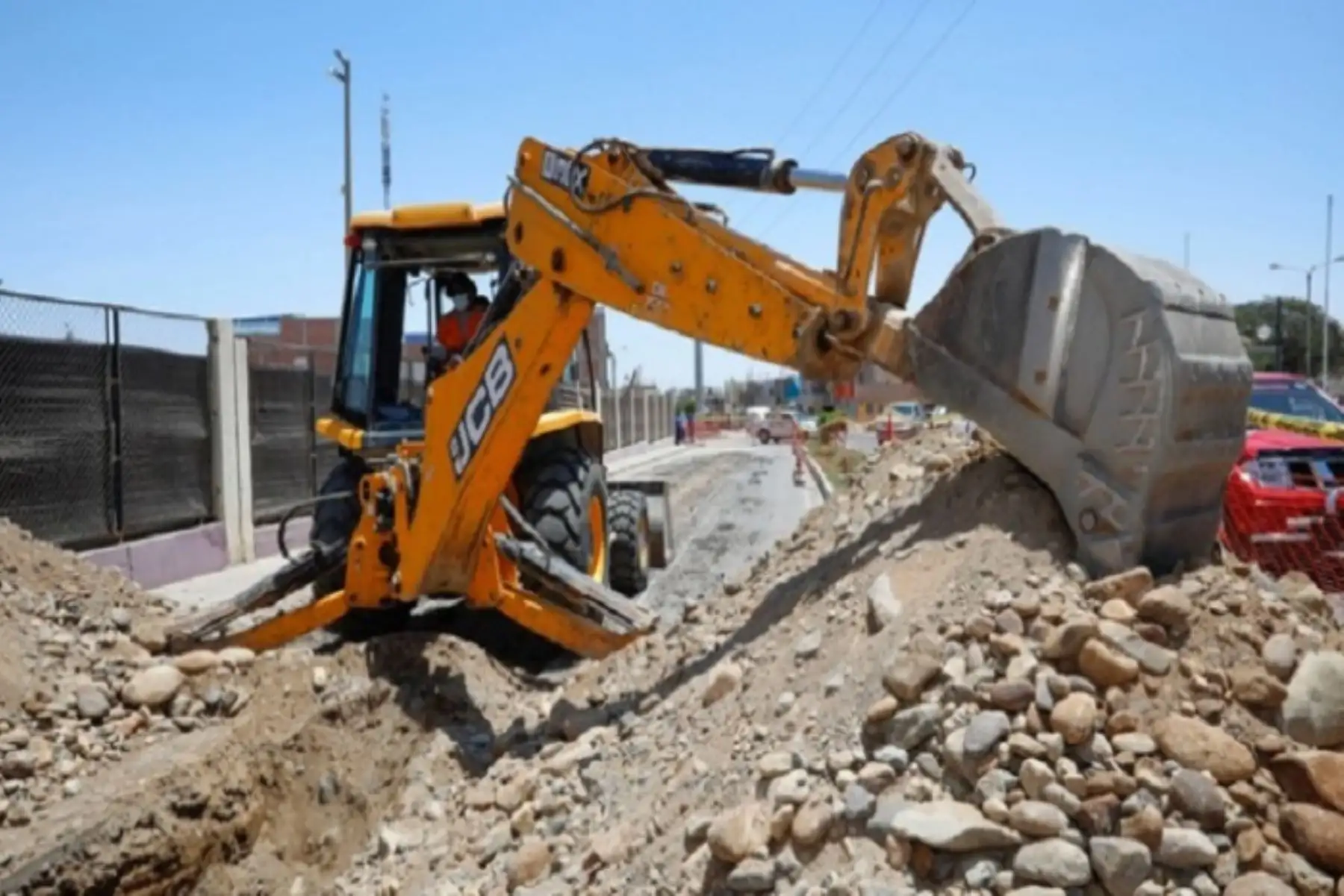 De las 130 obras, que proseguirán en ejecución, 74 corresponden a saneamiento rural, 6 a saneamiento urbano y 50 a  infraestructura vial (pistas y veredas) y de equipamiento urbano (parques, plazas y losas multiusos).