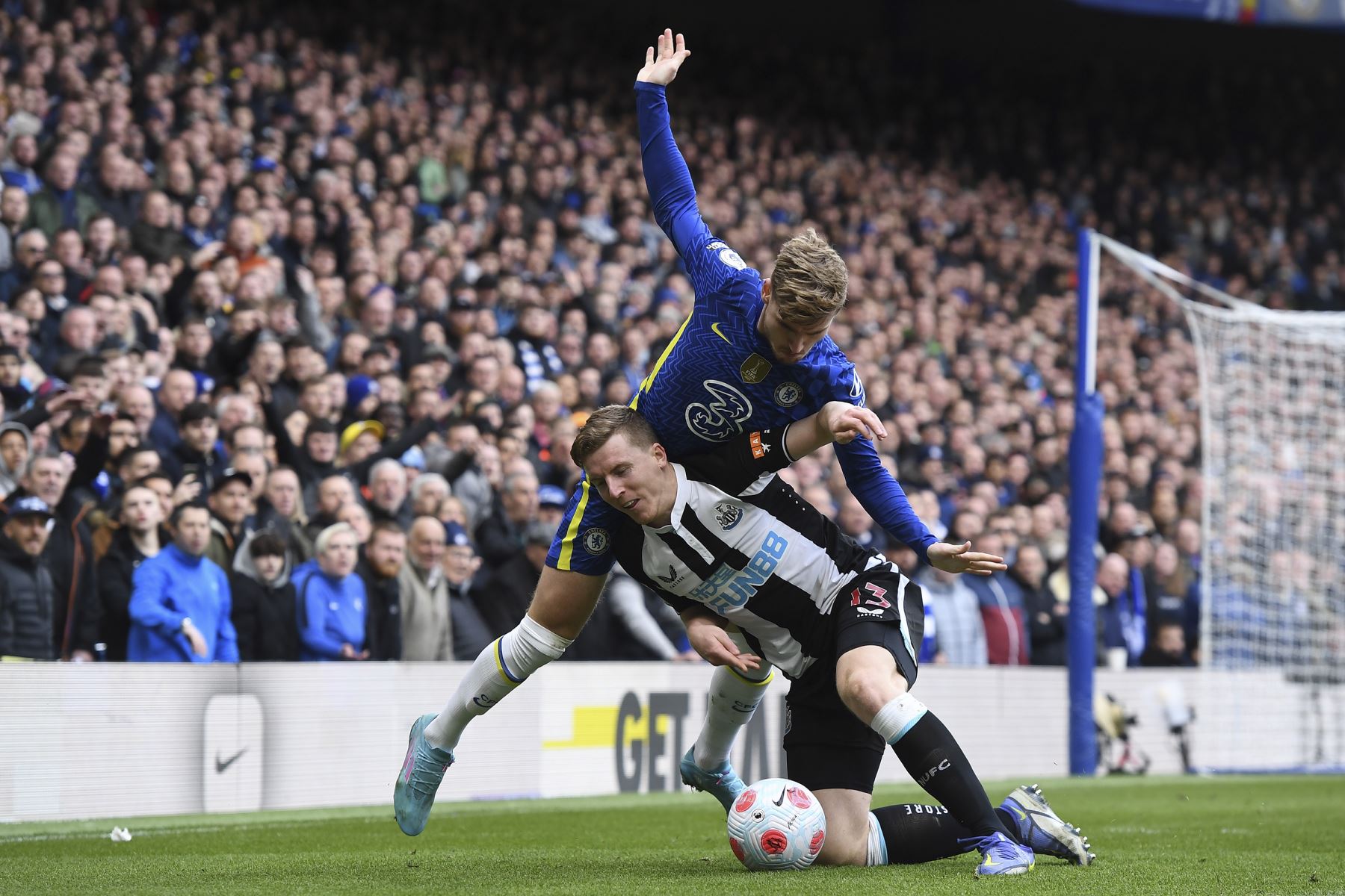 Timo Werner del Chelsea en acción contra Matt Targett del Newcastle durante el partido de la Premier League. Foto: EFE