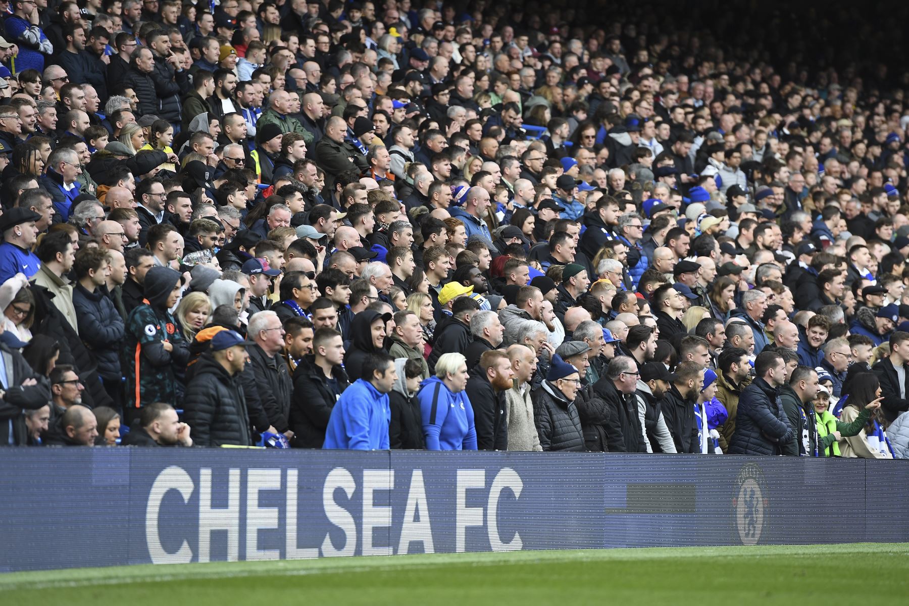 Espectadores durante el partido entre Chelsea y Newcastle por la Premier League. Foto: EFE
