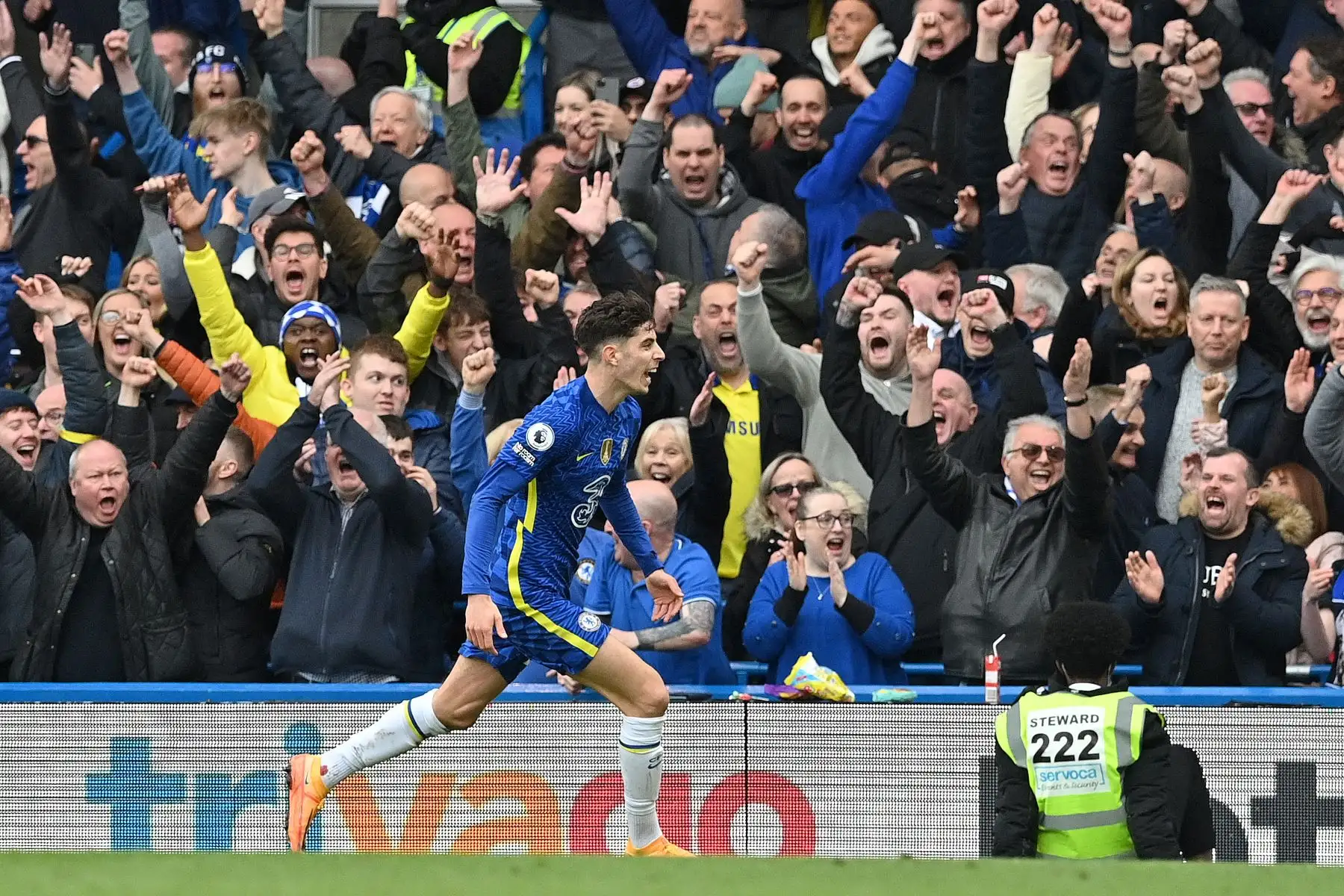 El mediocampista alemán del Chelsea Kai Havertz celebra tras marcar el gol de apertura durante el partido frente al Newcastle por la Premier League, en Stamford Bridge. Foto: AFP