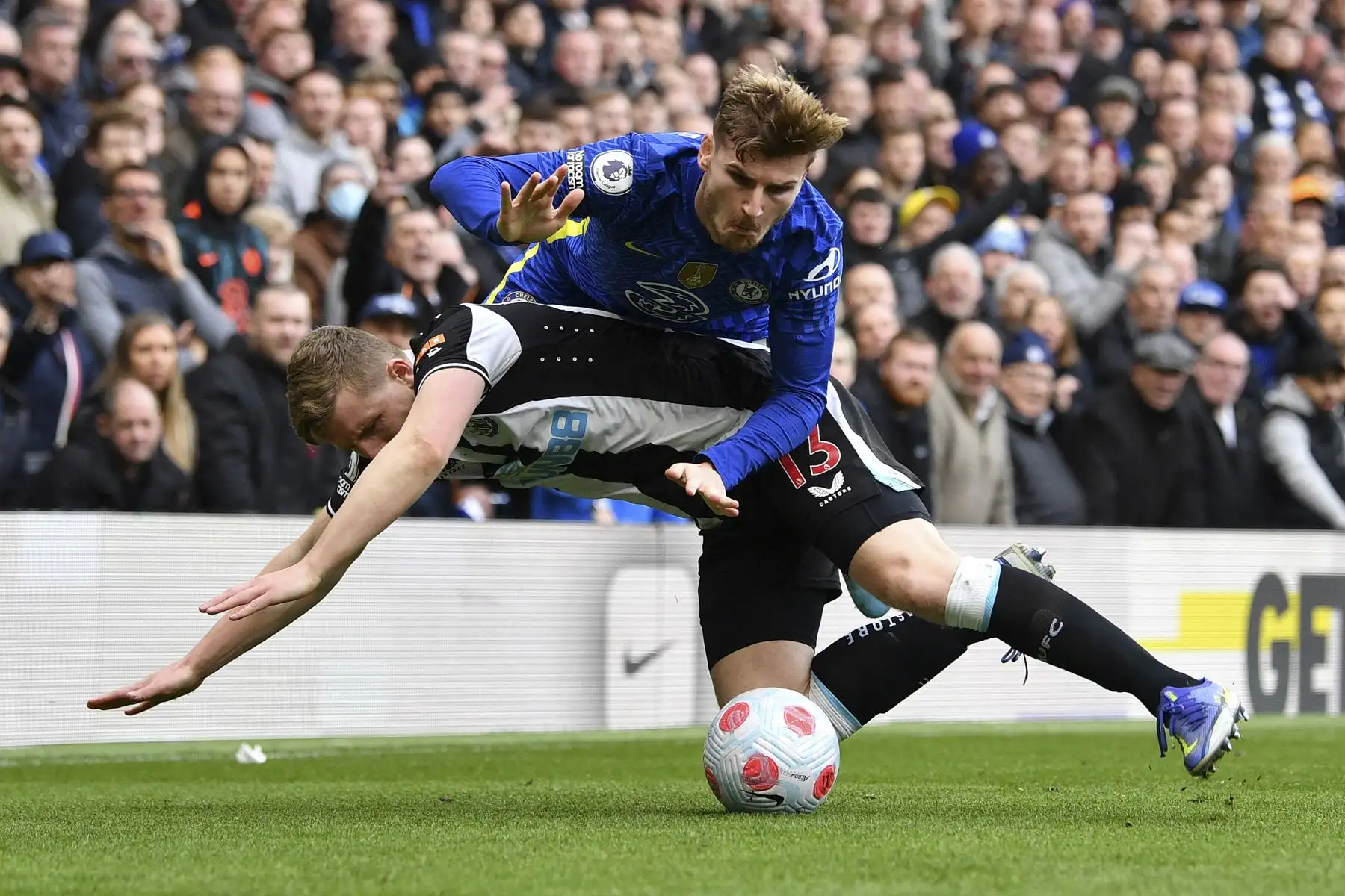 El delantero alemán del Chelsea, Timo Werner, choca con el defensor inglés del Newcastle United, Matt Targett, durante el partido de la Premier League. Foto: AFP