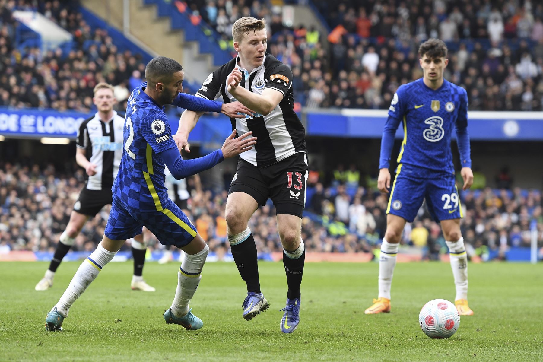 Matt Targett del Newcastle en acción contra Hakim Ziyece del Chelsea durante el partido de la Premier League. Foto: EFE