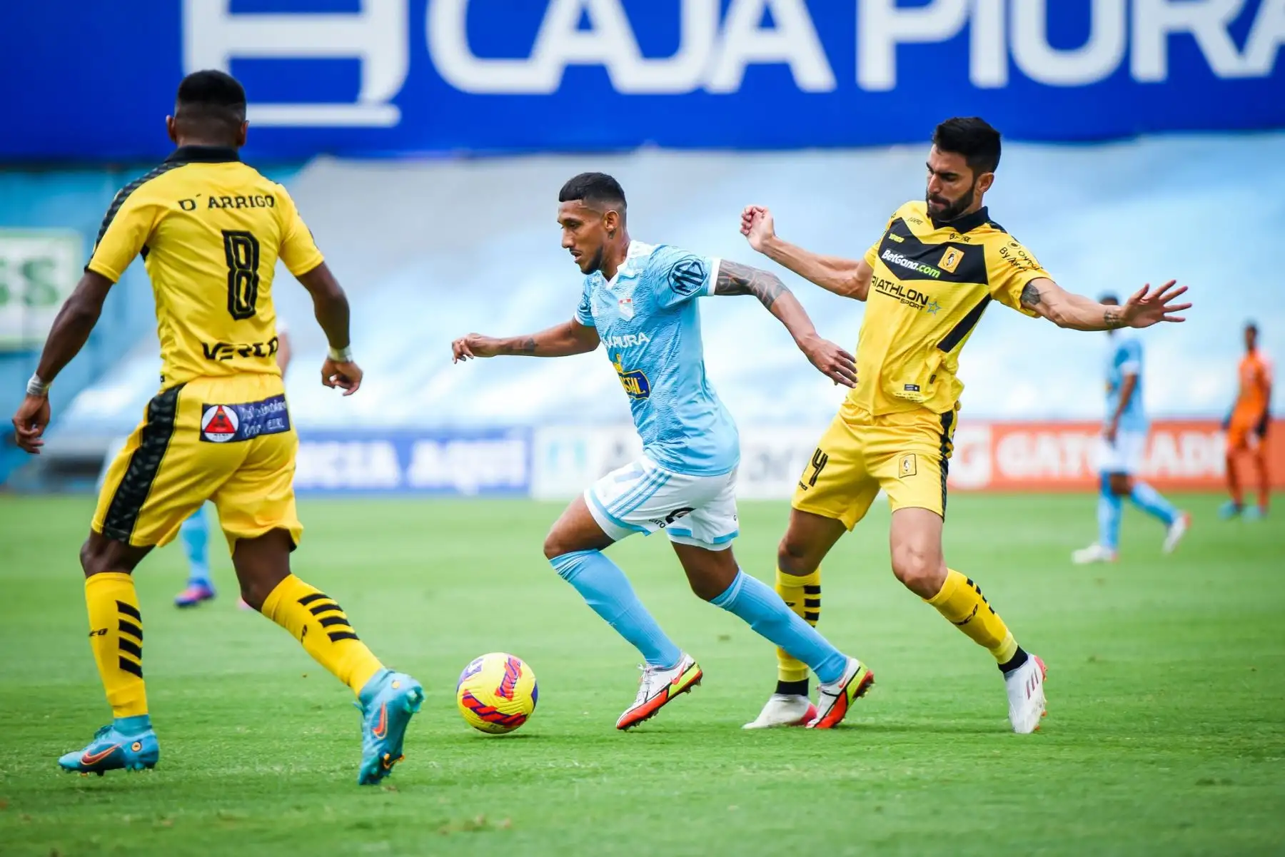Christofer Gonzales de Sporting Cristal se enfrenta ante la marca de sus rivales del Cantolao durante partido por la sexta fecha de la Liga 1, en el estadio Alberto Gallardo. Foto: Club Sporting Cristal