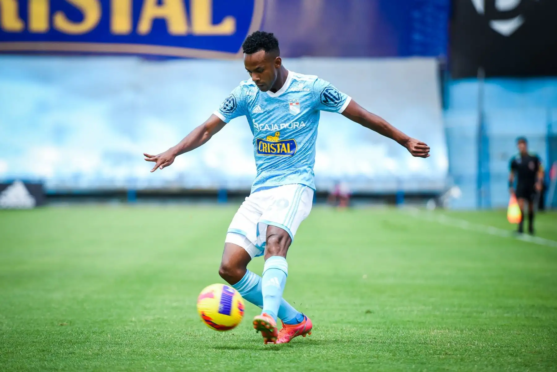 Nilson Loyola de Sporting Cristal dispara un remate durante partido frente al Cantolao durante partido por la sexta fecha de la Liga 1, en el estadio Alberto Gallardo. Foto: Club Sporting Cristal