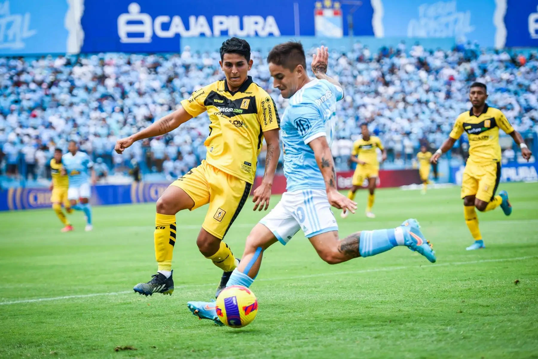 Alejandro Hohberg de Sporting Cristal controla el balón ante la marca de su rival del Cantolao durante partido por la sexta fecha de la Liga 1, en el estadio Alberto Gallardo. Foto: Club Sporting Cristal