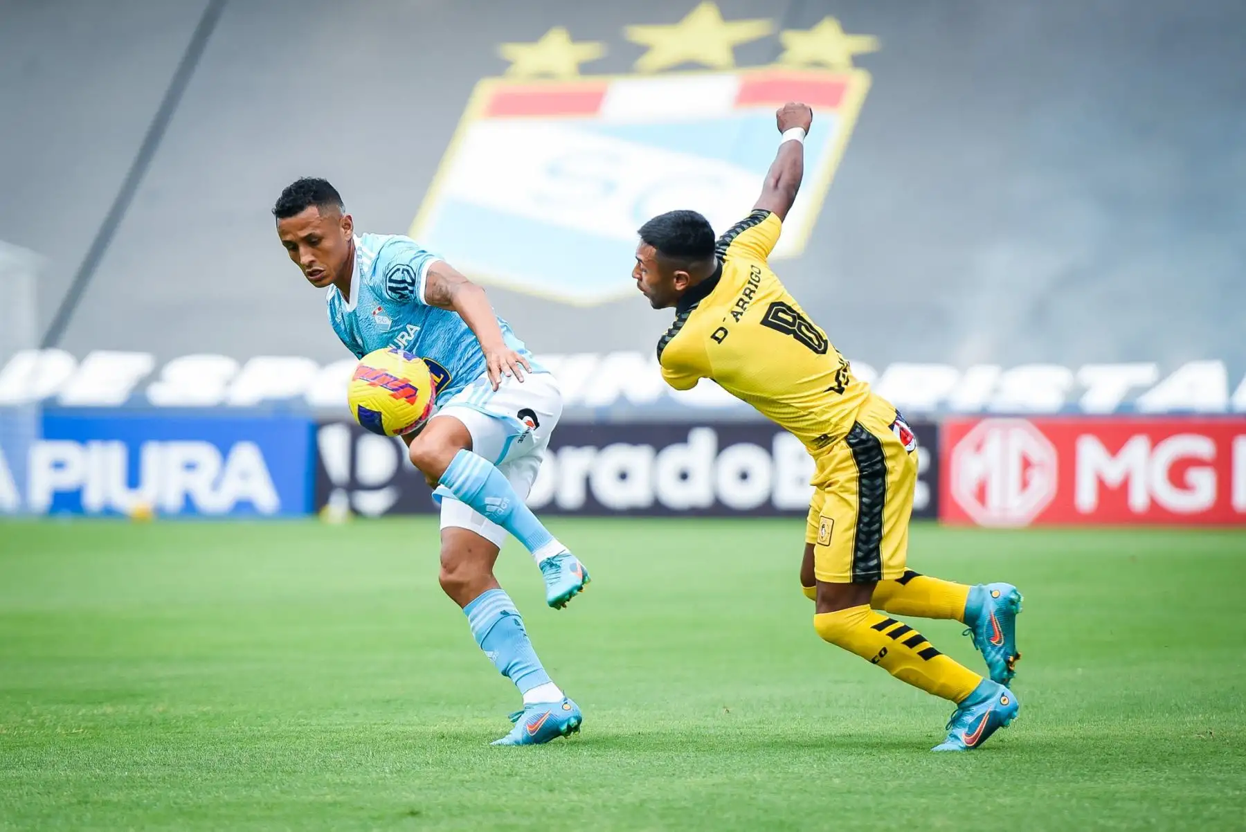 Yoshimar Yotún de Sporting Cristal disputa el balón con su rival de Cantolao durante partido por la sexta fecha de la Liga 1, en el estadio Alberto Gallardo. Foto: Club Sporting Cristal