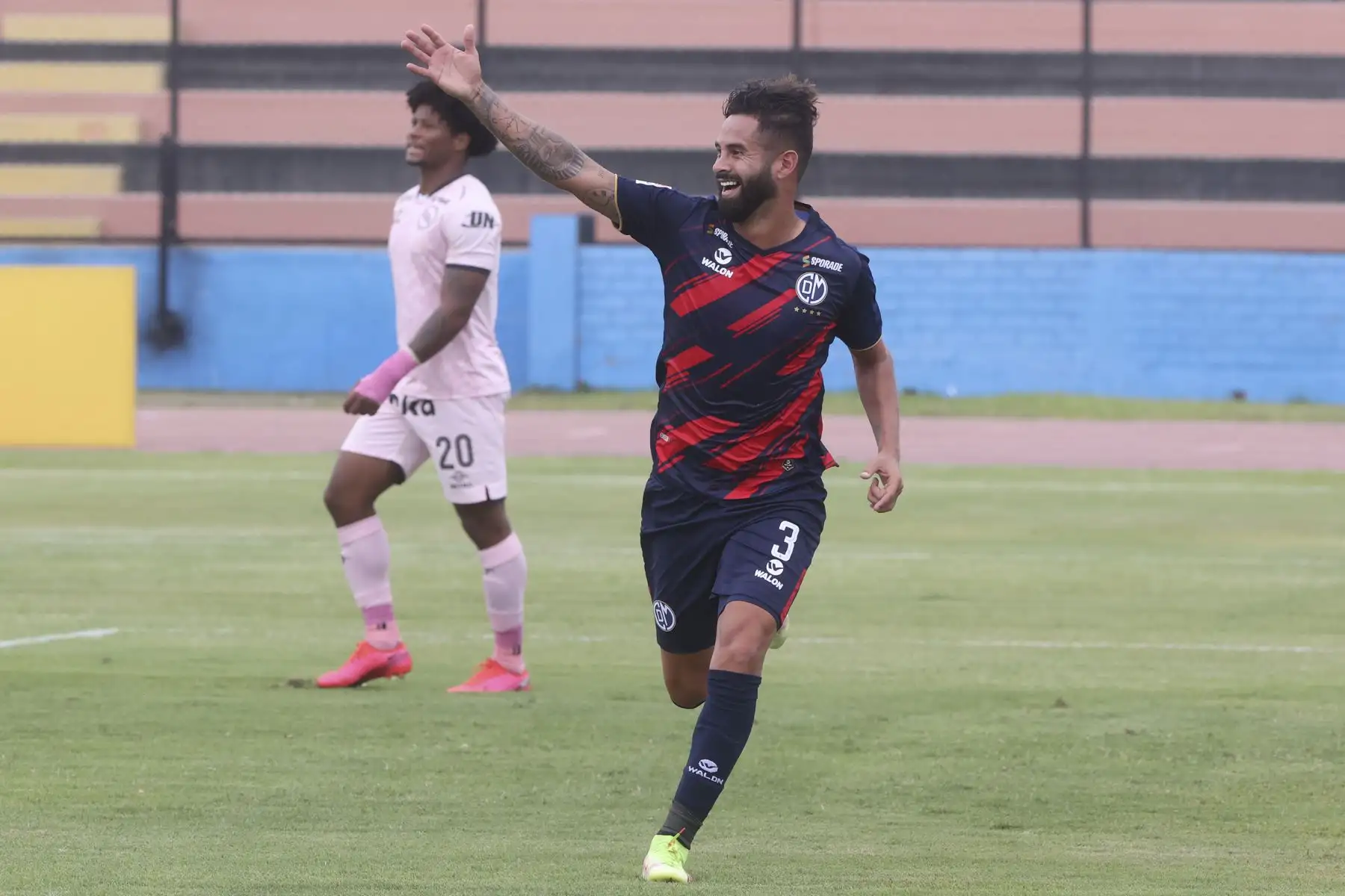Renato Espinoza del Deportivo Municipal anota un gol ante el Sport Boys durante partido por la sexta jornada de la Liga 1, en el Estadio Miguel Grau del Callao. Foto: ANDINA/Vidal Tarqui