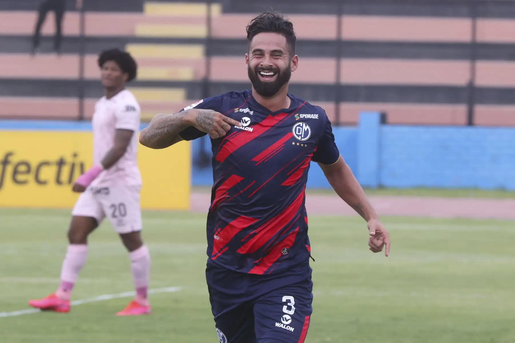 Renato Espinoza del Deportivo Municipal anota un gol ante el Sport Boys durante partido por la sexta jornada de la Liga 1, en el Estadio Miguel Grau del Callao. Foto: ANDINA/Vidal Tarqui