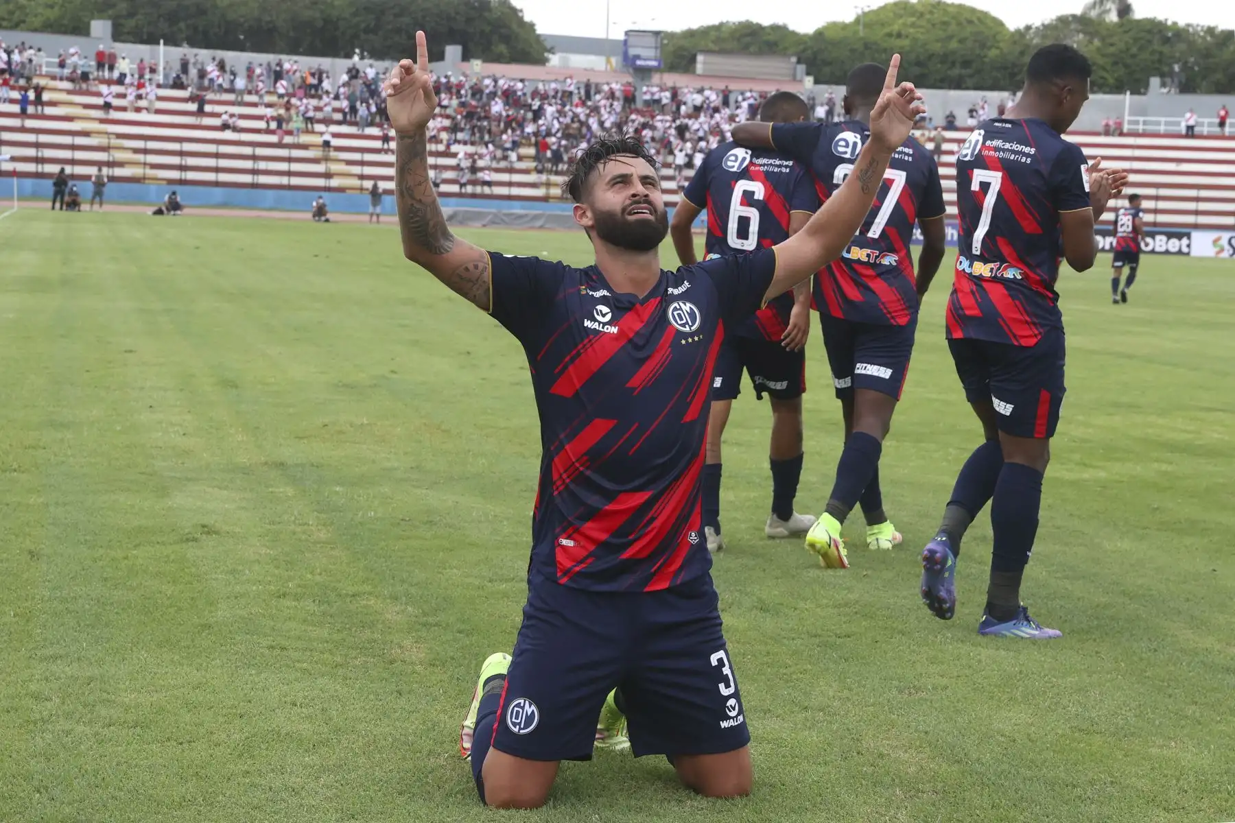 Renato Espinoza del Deportivo Municipal anota un gol ante el Sport Boys durante partido por la sexta jornada de la Liga 1, en el Estadio Miguel Grau del Callao. Foto: ANDINA/Vidal Tarqui