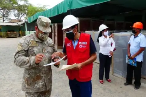 Se tienen que producir 6,696 roperos bipersonales de metal tipo tropa, 271 armarios metálicos para medicinas y 271 vitrinas metálicas de dos cuerpos.