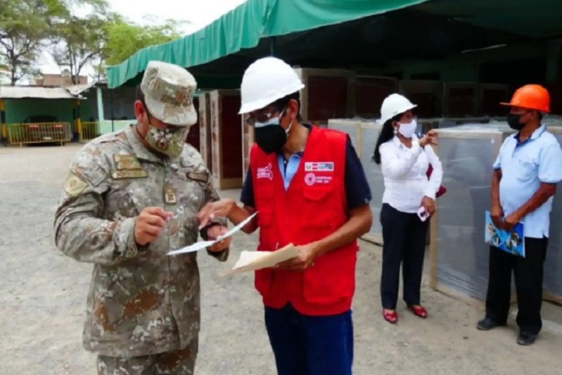 Se tienen que producir 6,696 roperos bipersonales de metal tipo tropa, 271 armarios metálicos para medicinas y 271 vitrinas metálicas de dos cuerpos.