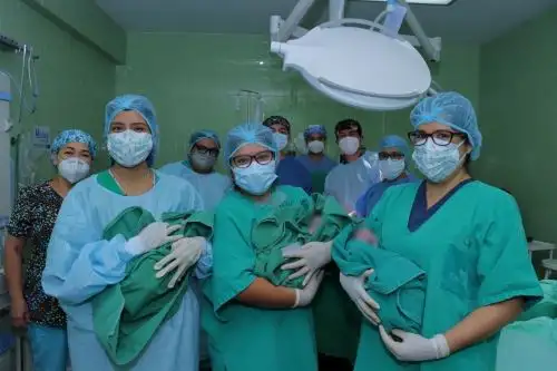 Las trillizas nacieron en febrero del presente año, pesando 2,200 gramos, 2 ,490 gramos y 2,165 gramos. Ante su bajo peso, ellas permanecieron en UCIN de neonatología.