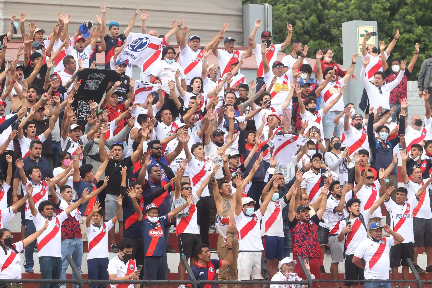 Hinchas de Deportivo Municipal por la sexta jornada de la Liga 1, el Estadio Miguel Grau del Callao. Foto: ANDINA/Vidal Tarqui