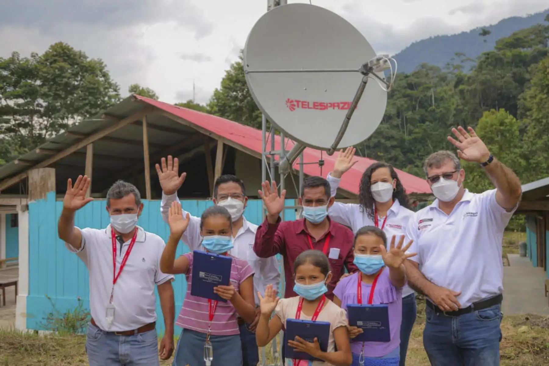 Los niños de la Institución Educativa N° 18427 y el personal del puesto de salud de la localidad de Salas, en el distrito de Vista Alegre, en la provincia de Rodríguez de Mendoza, ya pueden navegar por las diversas plataformas que brinda la red, gracias al Internet satelital de la iniciativa Conecta Selva del plan “Todos Conectados”, que el Programa Nacional de Telecomunicaciones (Pronatel) ha implementado en la región Amazonas. Foto: MTC