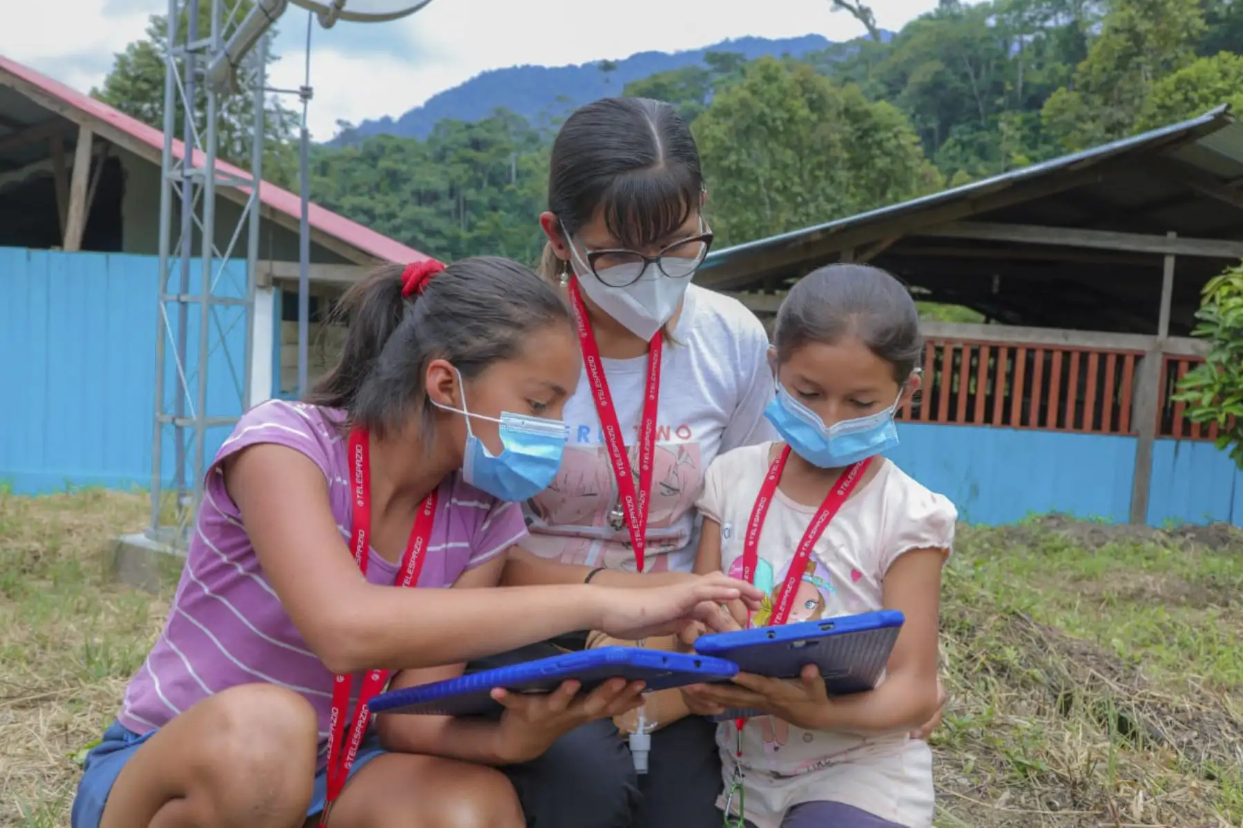 Los niños de la Institución Educativa N° 18427 y el personal del puesto de salud de la localidad de Salas, en el distrito de Vista Alegre, en la provincia de Rodríguez de Mendoza, ya pueden navegar por las diversas plataformas que brinda la red, gracias al Internet satelital de la iniciativa Conecta Selva del plan “Todos Conectados”, que el Programa Nacional de Telecomunicaciones (Pronatel) ha implementado en la región Amazonas. Foto: MTC