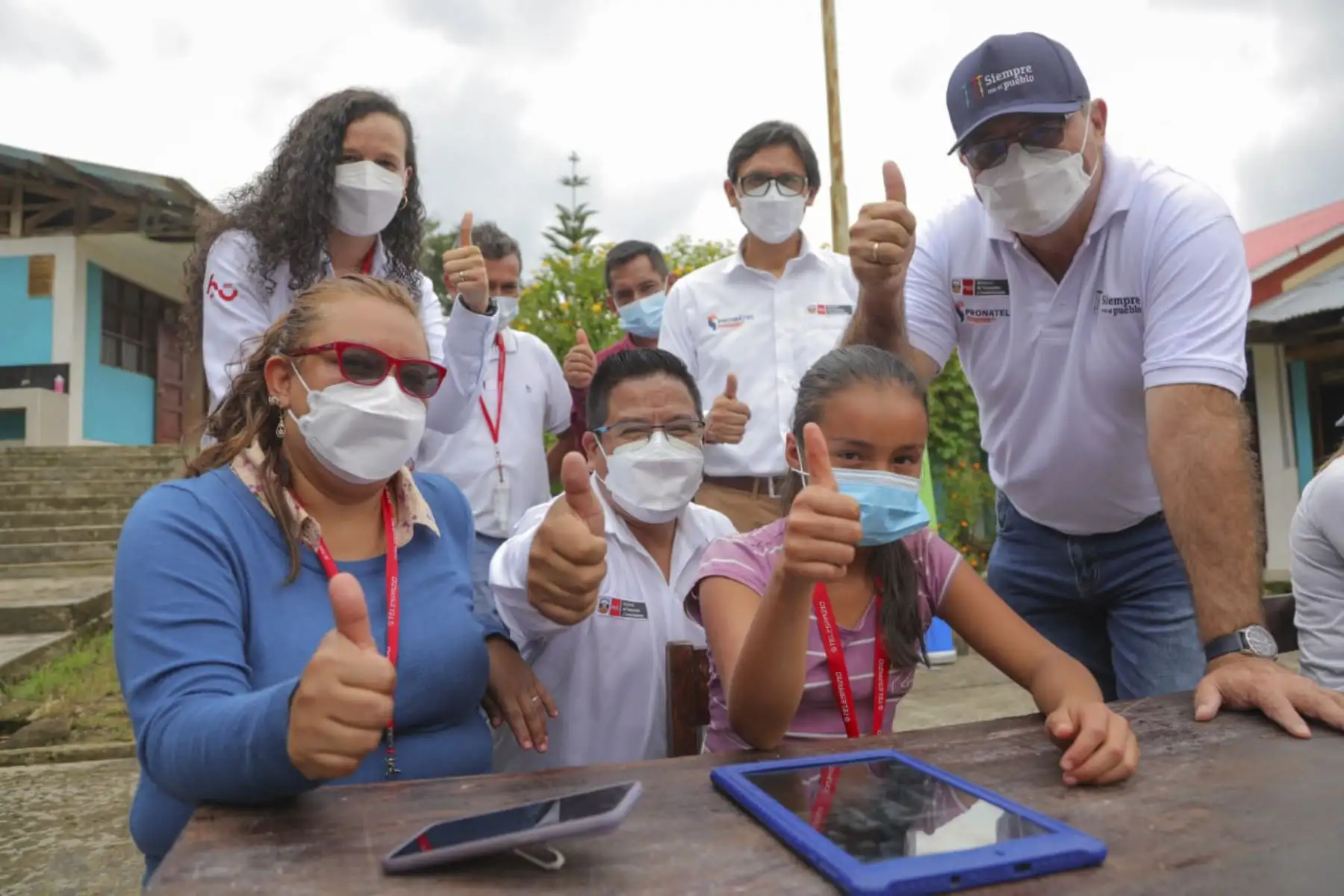 Los niños de la Institución Educativa N° 18427 y el personal del puesto de salud de la localidad de Salas, en el distrito de Vista Alegre, en la provincia de Rodríguez de Mendoza, ya pueden navegar por las diversas plataformas que brinda la red, gracias al Internet satelital de la iniciativa Conecta Selva del plan “Todos Conectados”, que el Programa Nacional de Telecomunicaciones (Pronatel) ha implementado en la región Amazonas. Foto: MTC