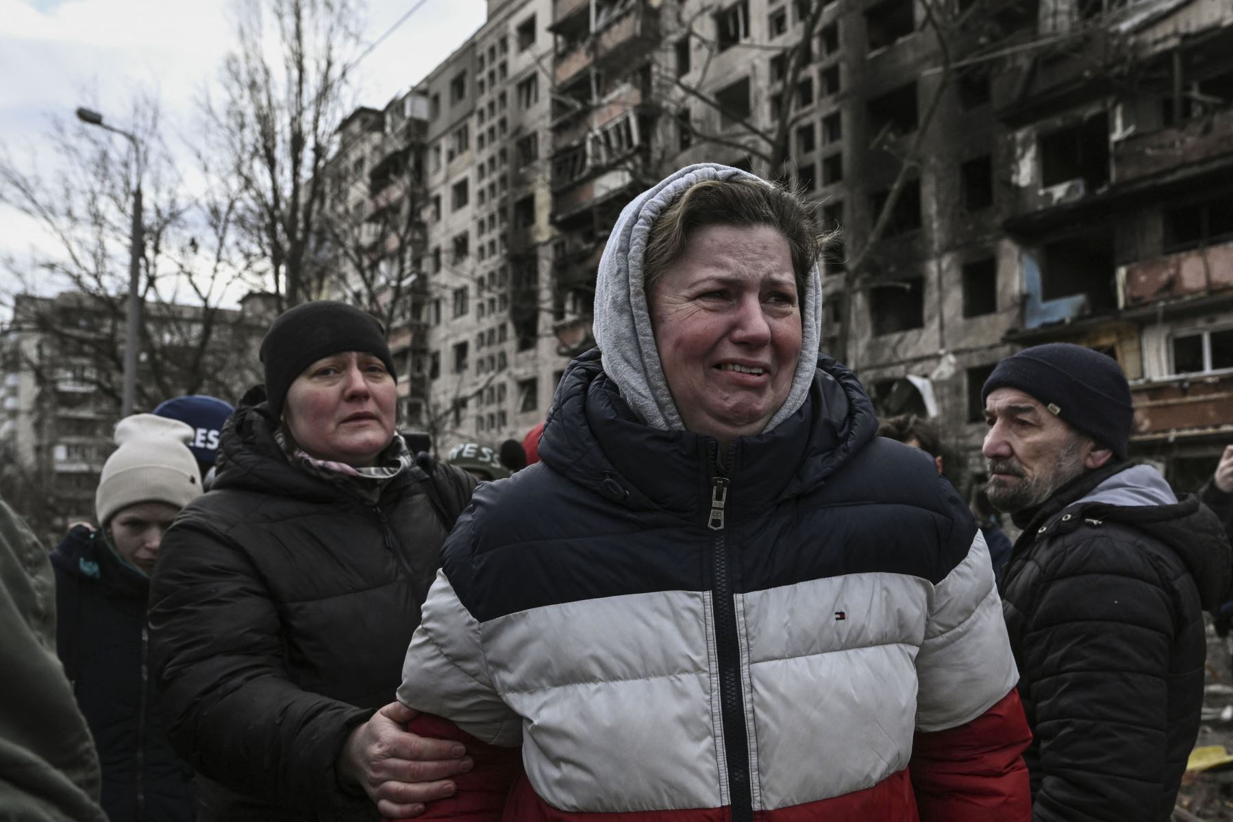 Una mujer reacciona frente a los bloques de apartamentos destruidos tras los bombardeos en el distrito noroccidental de Obolon en Kiev.
Foto: AFP