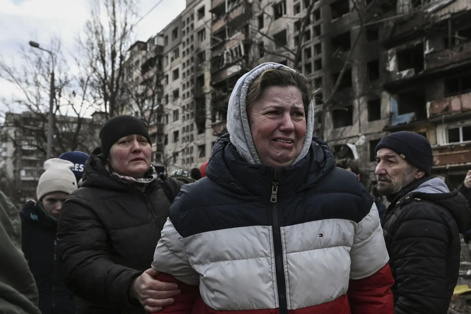 Una mujer reacciona frente a los bloques de apartamentos destruidos tras los bombardeos en el distrito noroccidental de Obolon en Kiev.
Foto: AFP