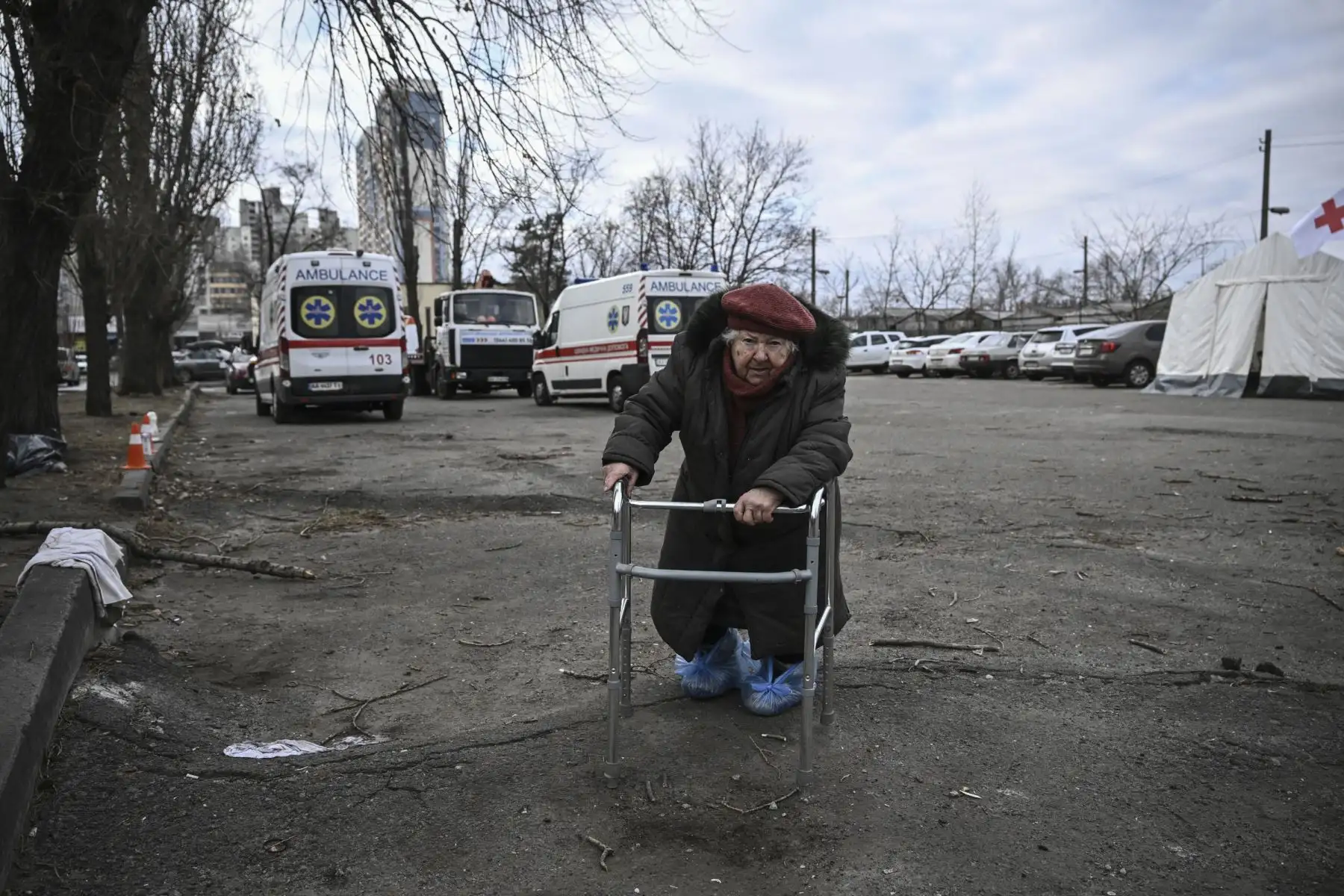 Una anciana se apoya en su andador frente a un edificio de apartamentos destruido luego de un bombardeo en el distrito noroccidental de Obolon en Kiev.
Foto: AFP