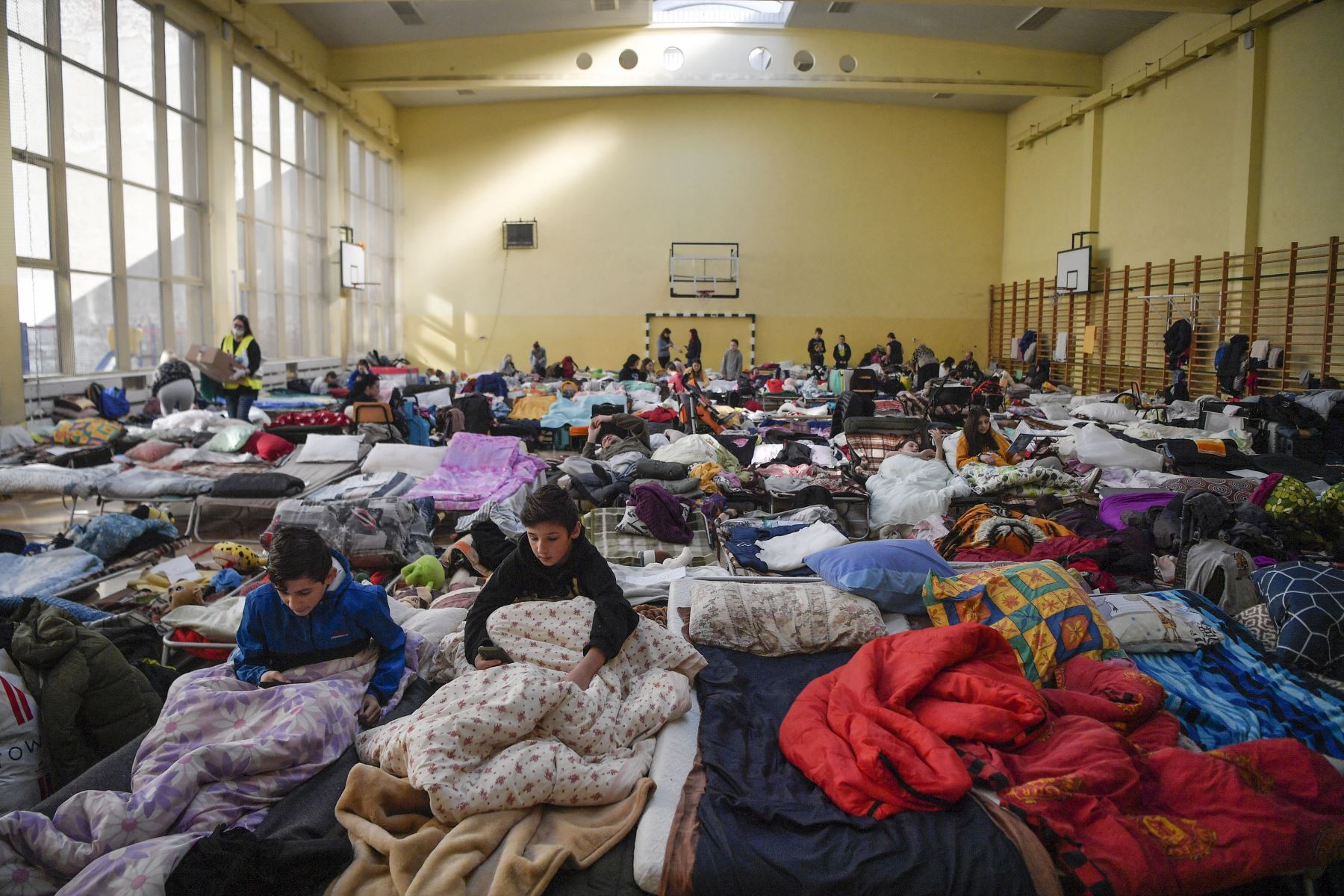 Los niños descansan en un refugio temporal para refugiados de Ucrania en una escuela en Przemysl, cerca de la frontera entre Ucrania y Polonia.
Foto: AFP