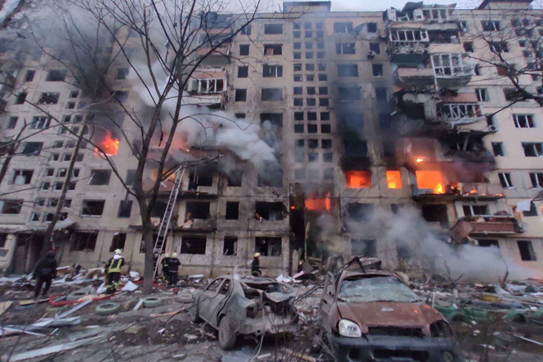 Los bomberos trabajan para extinguir un incendio en un edificio de apartamentos afectado por bombardeos en el distrito de Obolon en Kiev.
Foto: AFP