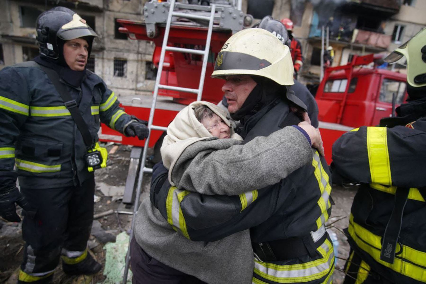 Una anciana abraza a un bombero después de ser evacuada de un edificio de apartamentos atacado por bombardeos en el distrito Obolon de Kiev.
Foto: AFP
