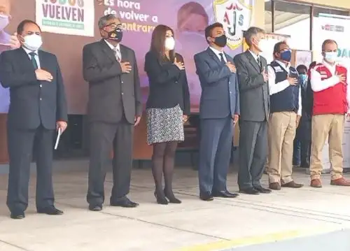 A nombre del Gobierno, el ministro de Desarrollo Agrario y Riego, Oscar Zea, inauguró el año escolar en Arequipa.