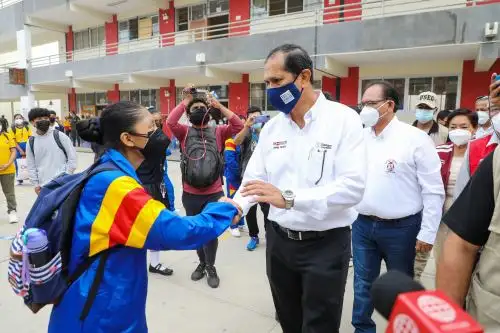 Ministro de la Producción, Jorge Luis Prado, inaugura el año escolar en región Lambayeque.