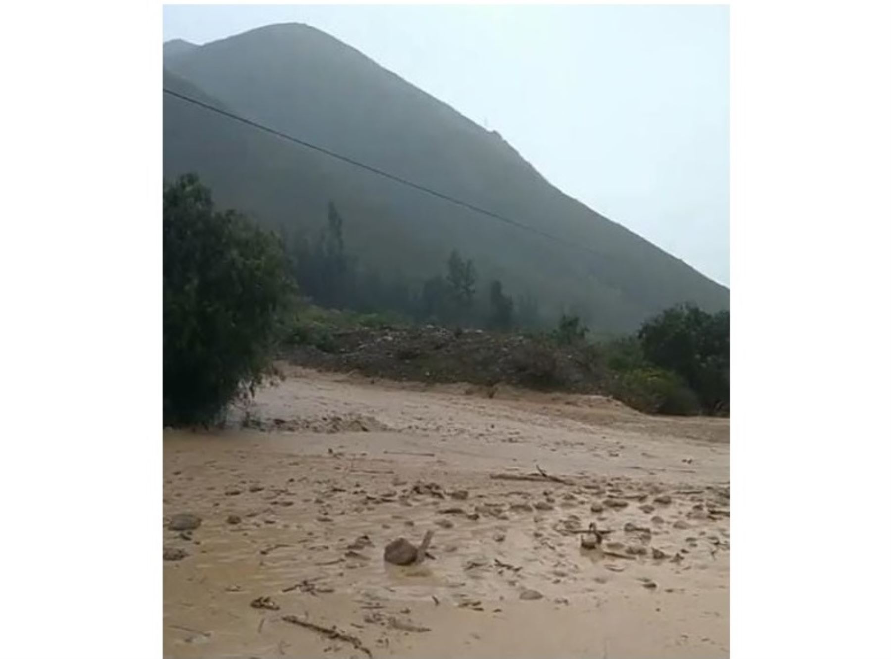 Lluvias intensas activan quebradas y bloquean vía vecinal en Carhuaz y causa daños en provincia de Bolognesi, región Áncash. ANDINA/Difusión