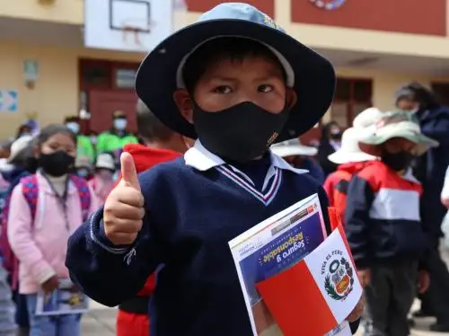 Más de 327,000 escolares de la región Puno volvieron a las aulas bajo estrictas medidas de bioseguridad después de dos años de recibir clases de manera remota. ANDINA/Difusión