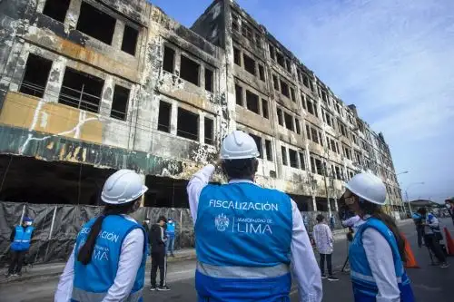 Las Malvinas: inician proceso de demolición de galería Nicolini. Foto: ANDINA/Difusión.