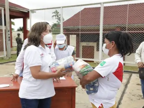 Titular del Midis, Dina Boluarte, supervisó la entrega de alimentos del programa Qali Warma en el colegio N° 60342, ubicado en el centro poblado Tres Fronteras, región Loreto. ANDINA/Difusión