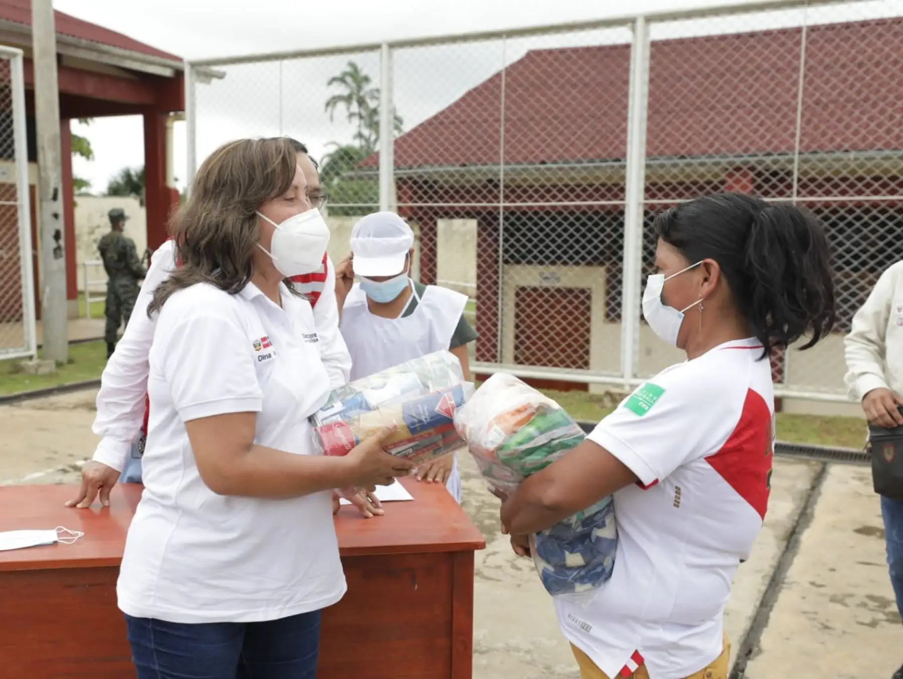 Titular del Midis, Dina Boluarte, supervisó la entrega de alimentos del programa Qali Warma en el colegio N° 60342, ubicado en el centro poblado Tres Fronteras, región Loreto. ANDINA/Difusión