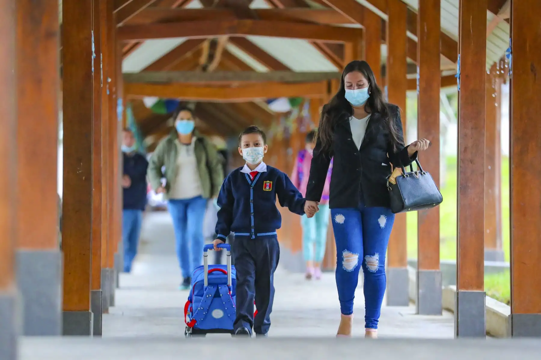 Los estudiantes de la Institución Educativa Rodríguez de Mendoza, ubicado en el distrito de San Nicolás, en la región Amazonas, retornan a clases presenciales de forma segura. El viceministro de Transportes, Víctor Alejos Siguas, presidió la ceremonia de inicio del año escolar 2022 en la región. Foto: MTC
