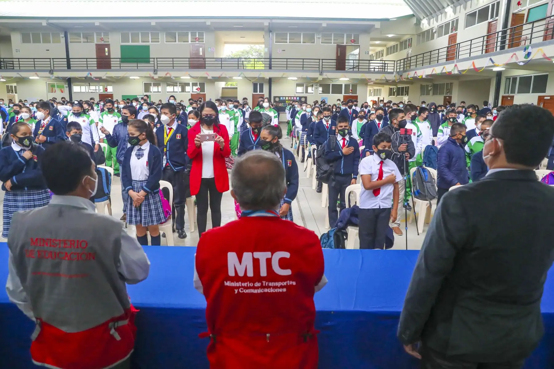 Los estudiantes de la Institución Educativa Rodríguez de Mendoza, ubicado en el distrito de San Nicolás, en la región Amazonas, retornan a clases presenciales de forma segura. El viceministro de Transportes, Víctor Alejos Siguas, presidió la ceremonia de inicio del año escolar 2022 en la región. Foto: MTC