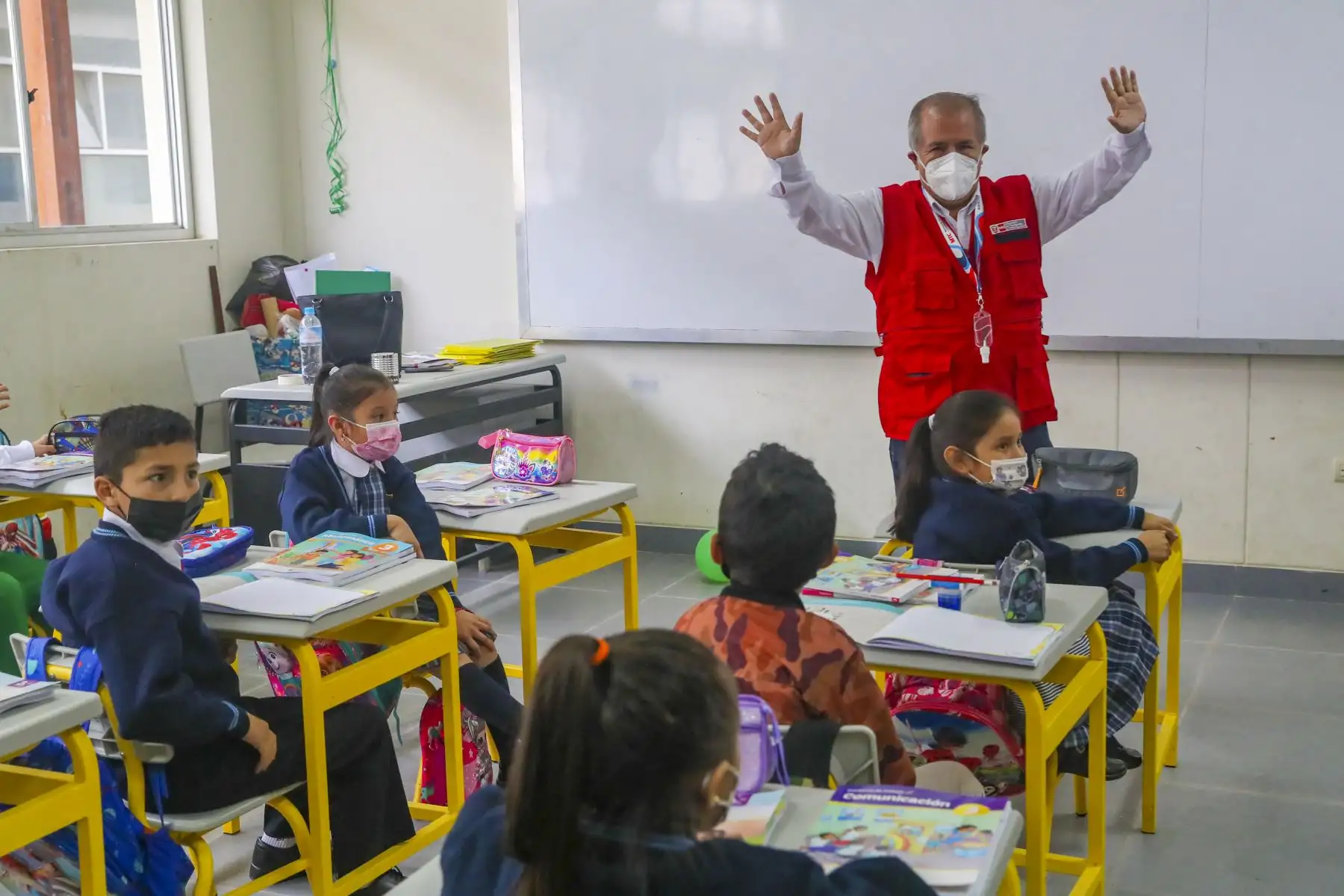 Los estudiantes de la Institución Educativa Rodríguez de Mendoza, ubicado en el distrito de San Nicolás, en la región Amazonas, retornan a clases presenciales de forma segura. El viceministro de Transportes, Víctor Alejos Siguas, presidió la ceremonia de inicio del año escolar 2022 en la región. Foto: MTC