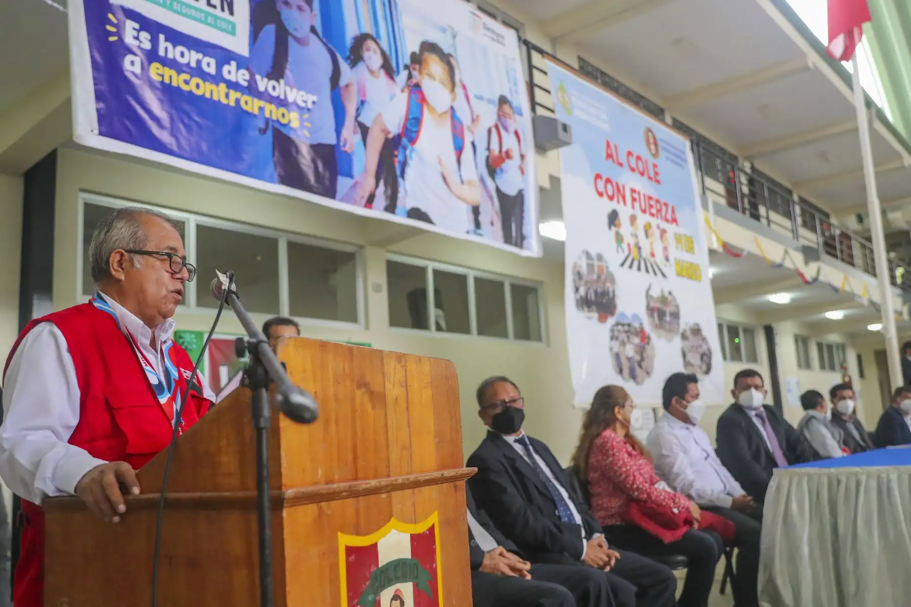 Los estudiantes de la Institución Educativa Rodríguez de Mendoza, ubicado en el distrito de San Nicolás, en la región Amazonas, retornan a clases presenciales de forma segura. El viceministro de Transportes, Víctor Alejos Siguas, presidió la ceremonia de inicio del año escolar 2022 en la región. Foto: MTC