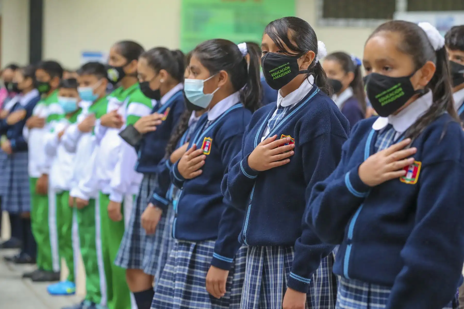 Los estudiantes de la Institución Educativa Rodríguez de Mendoza, ubicado en el distrito de San Nicolás, en la región Amazonas, retornan a clases presenciales de forma segura. El viceministro de Transportes, Víctor Alejos Siguas, presidió la ceremonia de inicio del año escolar 2022 en la región. Foto: MTC