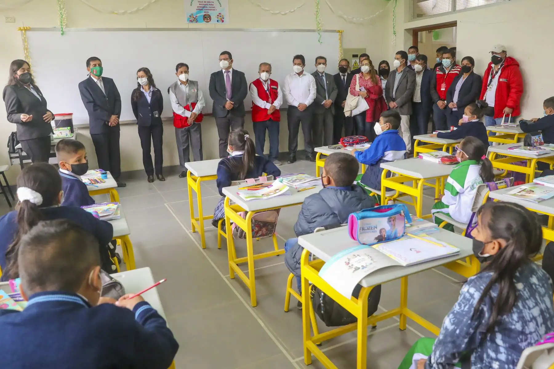 Los estudiantes de la Institución Educativa Rodríguez de Mendoza, ubicado en el distrito de San Nicolás, en la región Amazonas, retornan a clases presenciales de forma segura. El viceministro de Transportes, Víctor Alejos Siguas, presidió la ceremonia de inicio del año escolar 2022 en la región. Foto: MTC