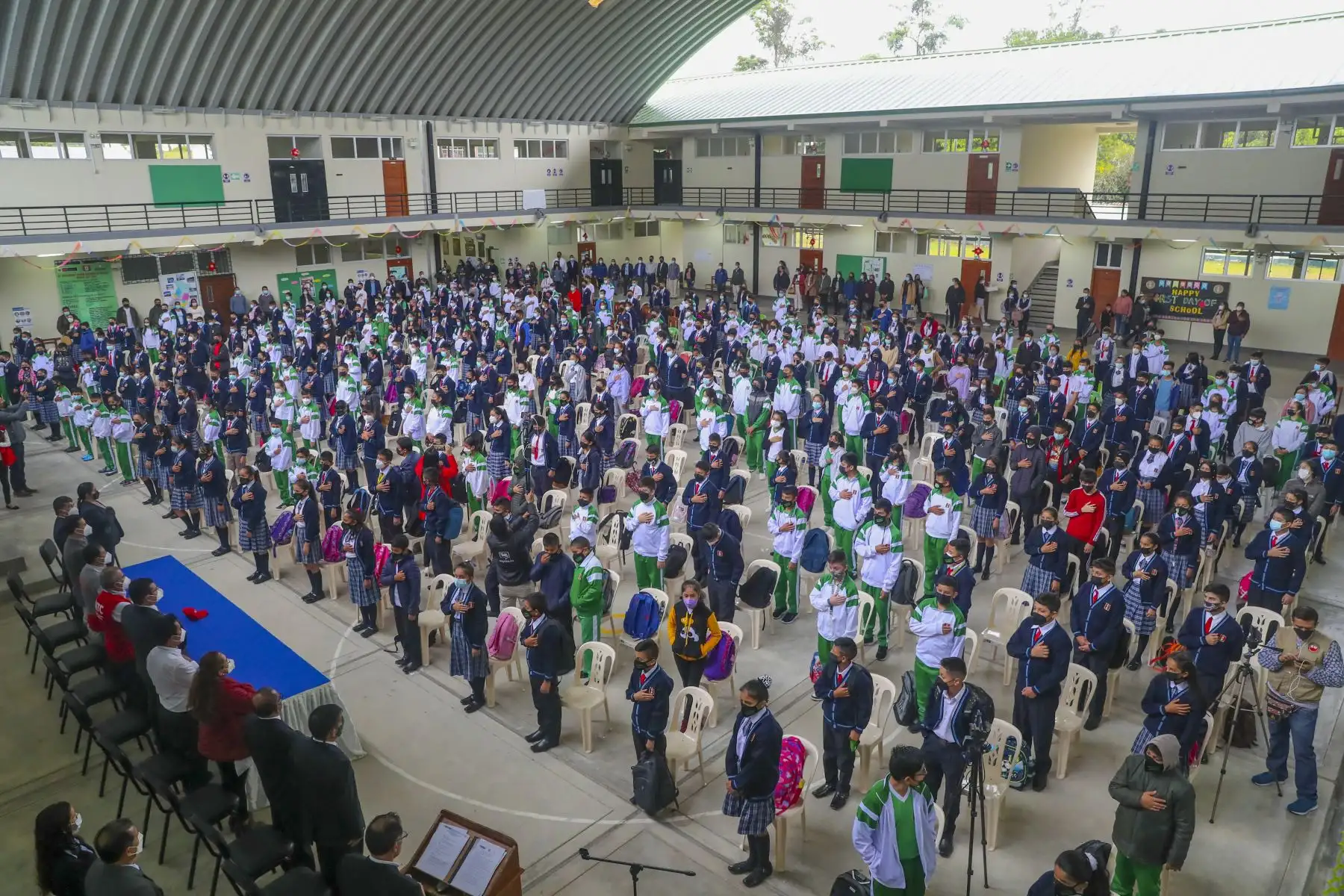 Los estudiantes de la Institución Educativa Rodríguez de Mendoza, ubicado en el distrito de San Nicolás, en la región Amazonas, retornan a clases presenciales de forma segura. El viceministro de Transportes, Víctor Alejos Siguas, presidió la ceremonia de inicio del año escolar 2022 en la región. Foto: MTC